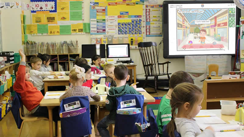 S.M.A.R.T. ESL品牌在一个现代教室环境中的展示